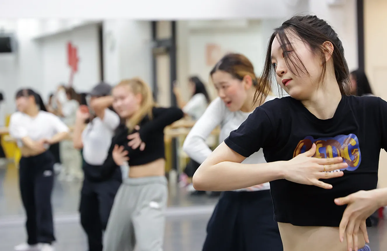 企業やプロから授業を受けて 社会経験を積む